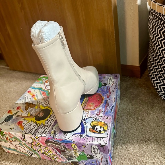 Jeffrey Campbell | Capacity Platform Bootie in Cream, size 8.5 - Picture 6 of 10